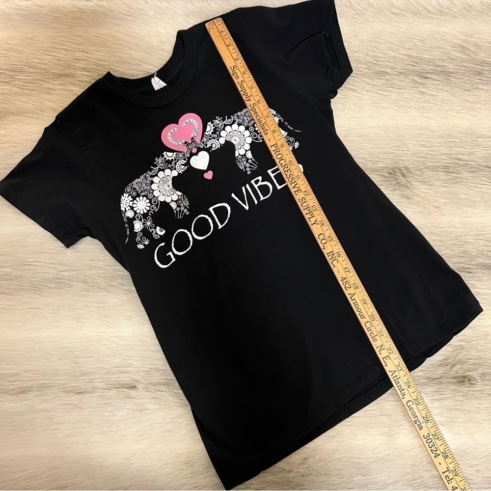 “GOOD VIBES” Black Short Sleeve T-Shirt Elephants Trunk Up Good Luck Hearts - Picture 9 of 9